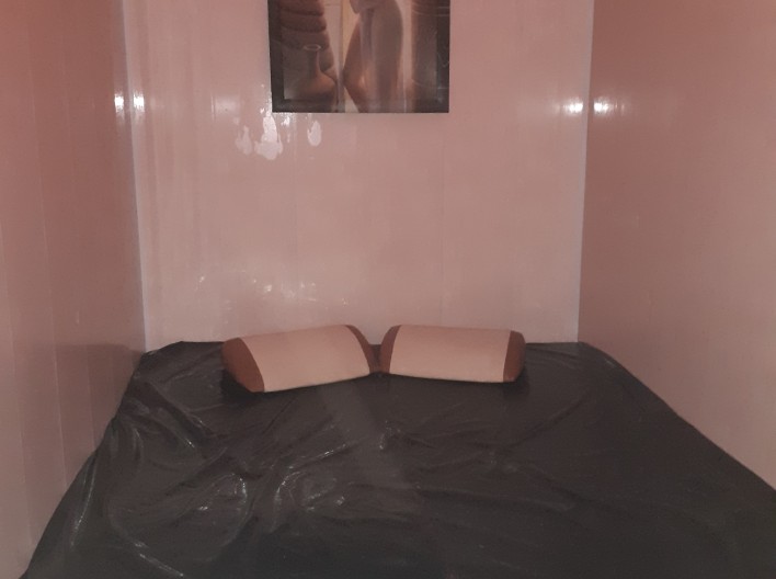 Маленькая комната отдыха с большой кроватью