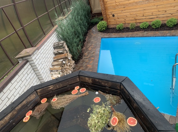 Карпатський Чан на травах з цитрусовими біля басейну